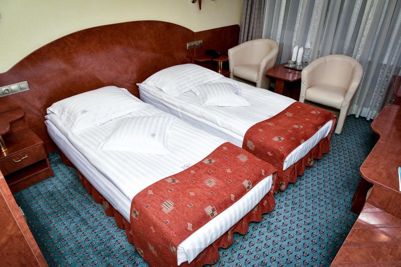 Hotel Carpati Baia Mare Bagian luar foto